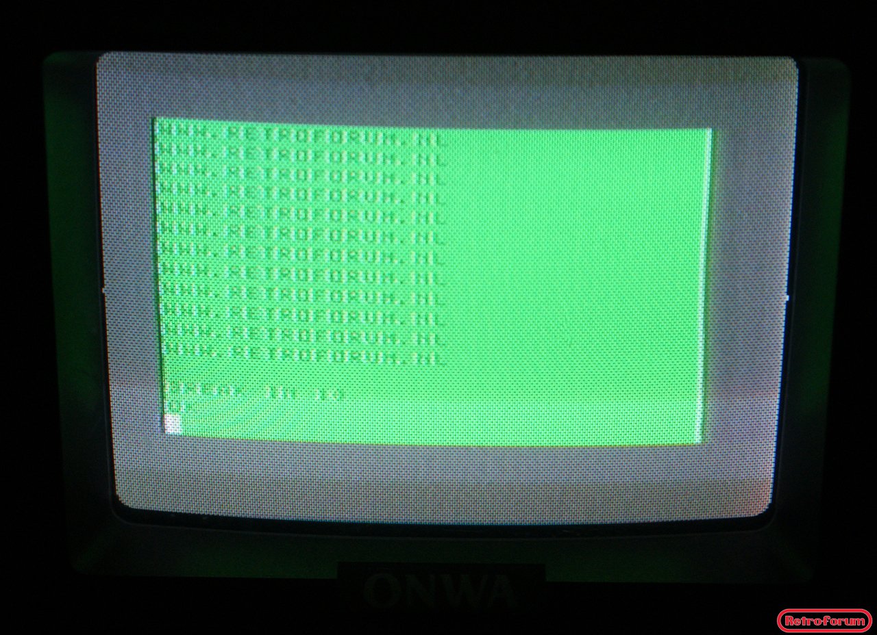 RadioShack TRS-80 "CoCo" op een Onwa TRV-706 portable wekker-tv
