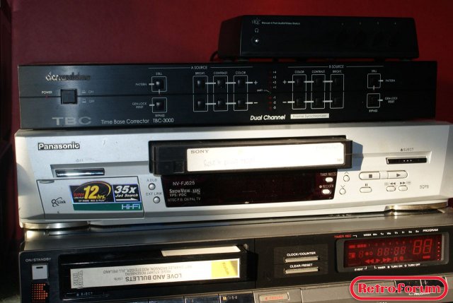 Videohoek met VHS, Betamax, Time Base Corrector en switch.