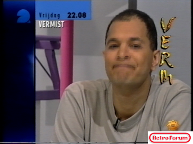 John Jones in een promo voor 'Vermist' (1998)